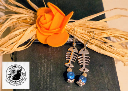 Silver Fishbone Earrings With Blue Stone
Dimensions H 2" x L 0.5" x W 0.25". Weight 0.10 Oz.