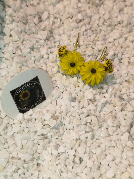 Handmade Sunflower Bee Earrings in Gold
Dimensions H 1.375" x L 0.75" x L 0.375". Weight 0.22 Oz.