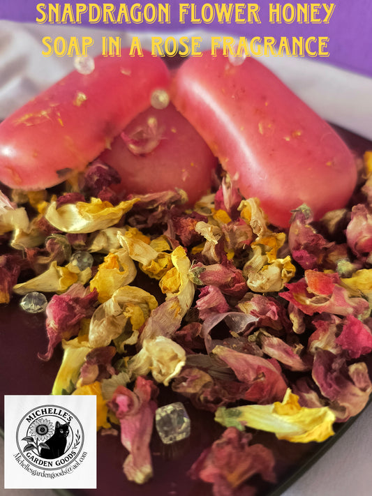 Snapdragon Rose Soap Bar With A Loofah Soap Bag
Ingredients: Rosehips and Hibiscus Infused In Grape Seed Oil, Shea Butter, Cocoa Butter, Vitamin E With A Rose Fragrance.
Sprinkled with dried Snapdragon Flowers.
Moisturizing, Soothing and Cleansing.
Dimensions: H 1" x L 3.75" x W 2". Weight 2.90 Oz
