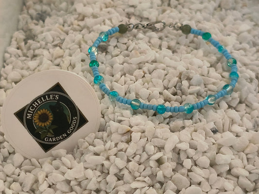 This Handmade Wired Bracelet in Turquoise Colored Cracked Glass Beads in Silver.
Dimensions H 7" x L 0.25" x W 0.25". Weight 0.14 Oz.
