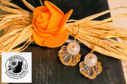 Faux Pearl In Shell Dangling Earrings In A Gold in Color
Dimensions H 1.5" x L 0.625" x L 0.5". Weight 0.08 Oz.