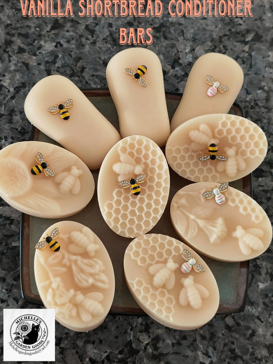Vanilla Shortbread Conditioner Bar
Ingredients: Sunflower petals infused with Sunflower oil. Shea Butter. Cocoa Butter. Vanilla Shortbread Fragrance. Gold Mica powder.
Dimensions Height 1" x Width 2.25" x Length 3.5". Weight 2.90 Oz.