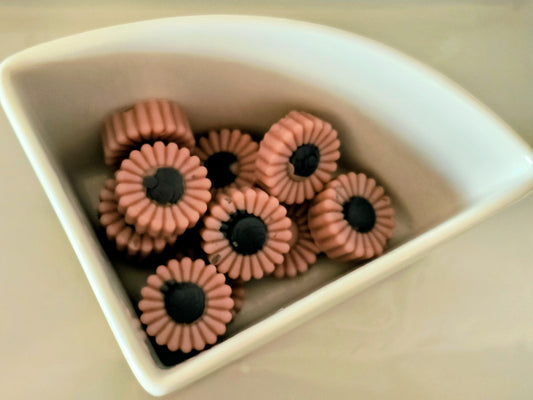 Ingredients: Palm Paraffin Wax, Bronze, Coffee and Black Mica Powder, Cinnamon Swirl and Caramel Latte Hazelnut Fragrance. 0.80 Oz.



Warning: To prevent fire and serious injury: burn candle wax within sight. Keep away from drafts and vibrations. Keep out of reach of small children and pets. Never burn candle wax on or near anything that can catch fire.



Only use in a Wax Melt Warmer.